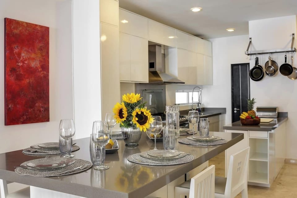 Dining room, seating for 4