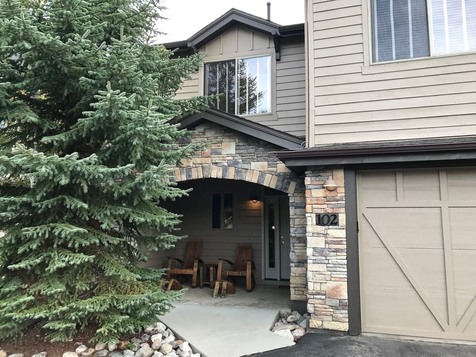 Front patio with views of Buffalo Mountain and Gore Range. 