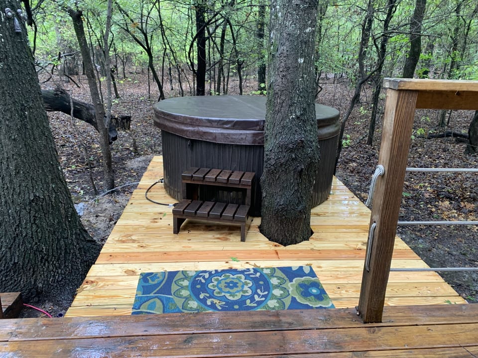 Enjoy a Romantic Evening In The Woods Under The Stars In This Hot Tub!