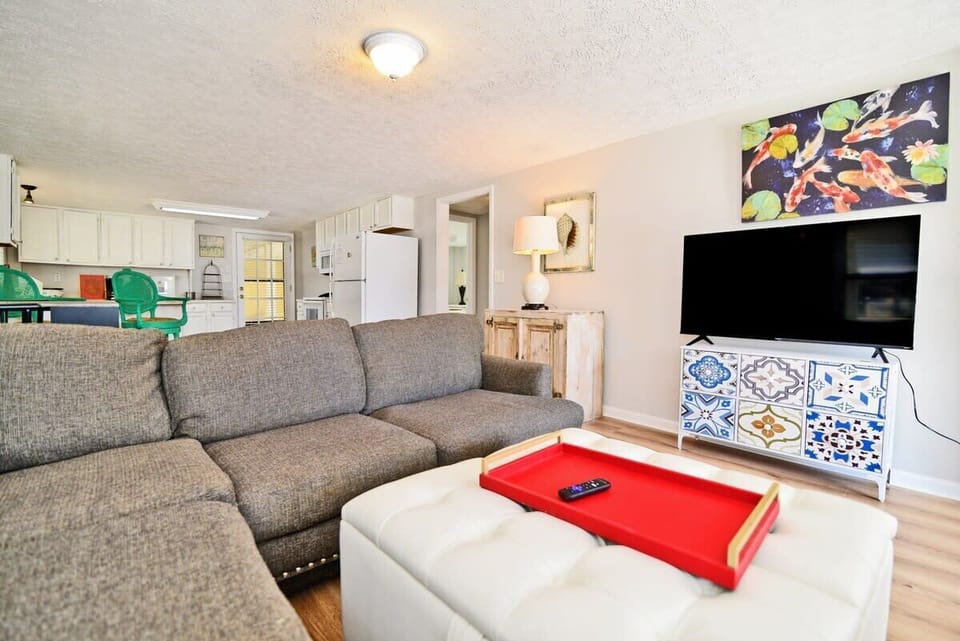 2 Living Rooms and Kitchens