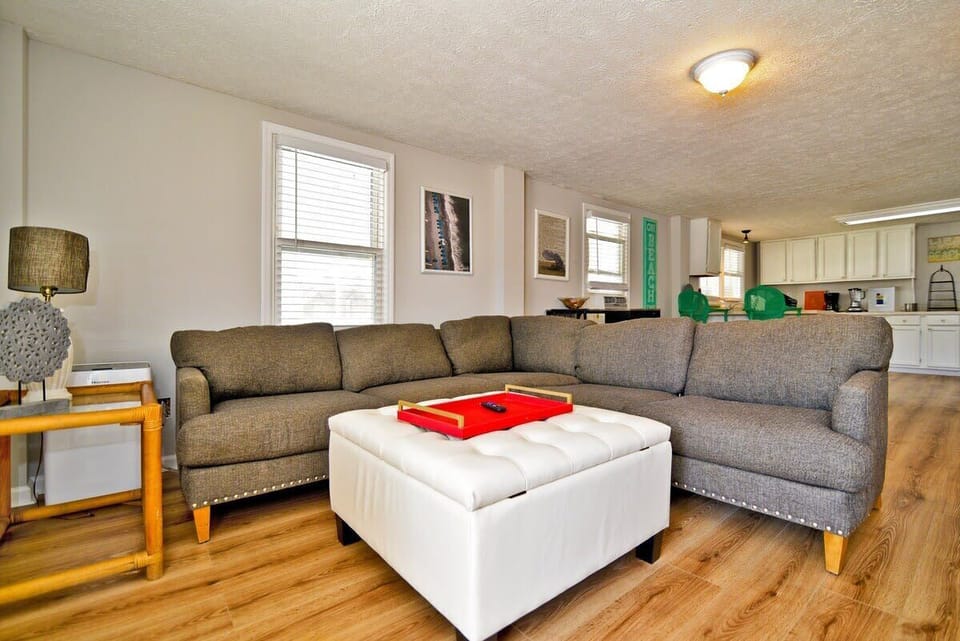 2 Living Rooms and Kitchens