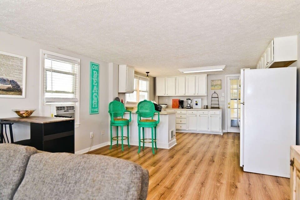 2 Living Rooms and Kitchens