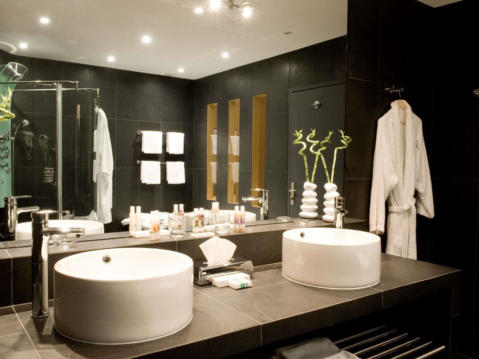Standard Suite, 1 Double Bed with Sofa bed | Bathroom | Eco-friendly toiletries, hair dryer, towels
