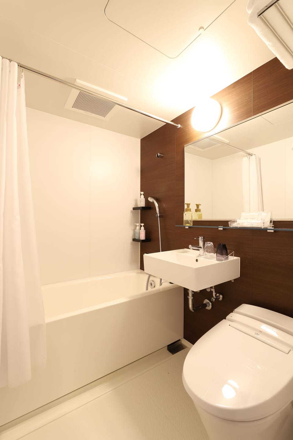 Combined shower/tub, free toiletries, hair dryer, slippers
