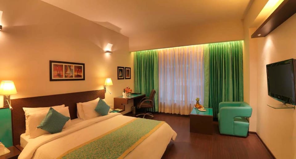 Deluxe Room, Smoking | Premium bedding, minibar, in-room safe, desk