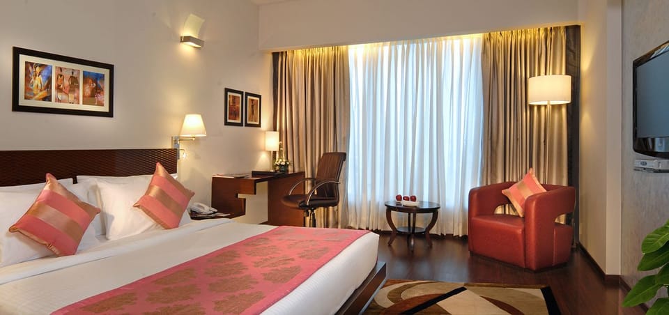 Deluxe Room, Smoking | Premium bedding, minibar, in-room safe, desk
