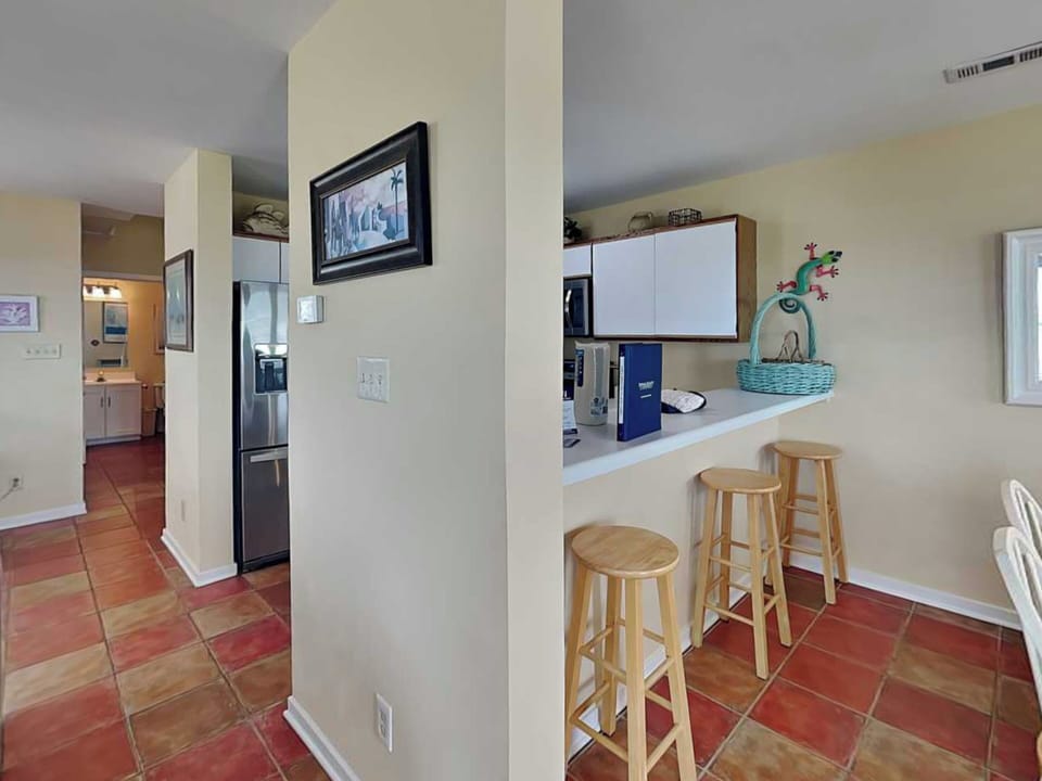 Breakfast Bar + Kitchen