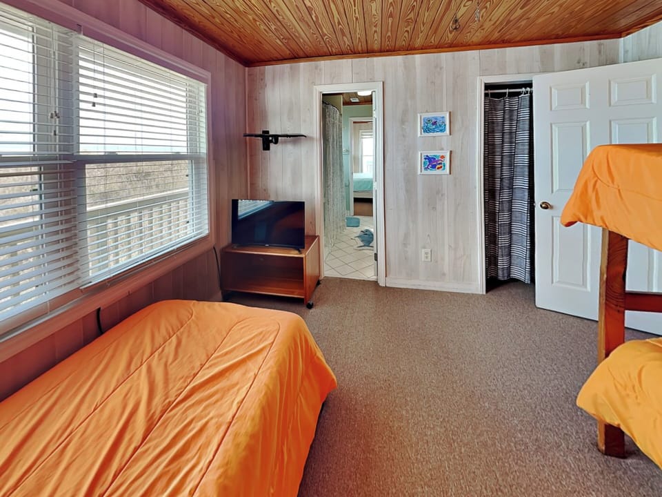 Bedroom 4 - Twin Bed, Twin Bunk