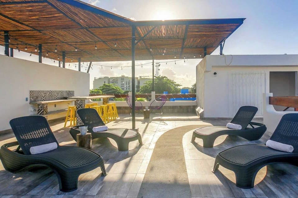 Rooftop lounge with wi-fi, lounge chairs and tables