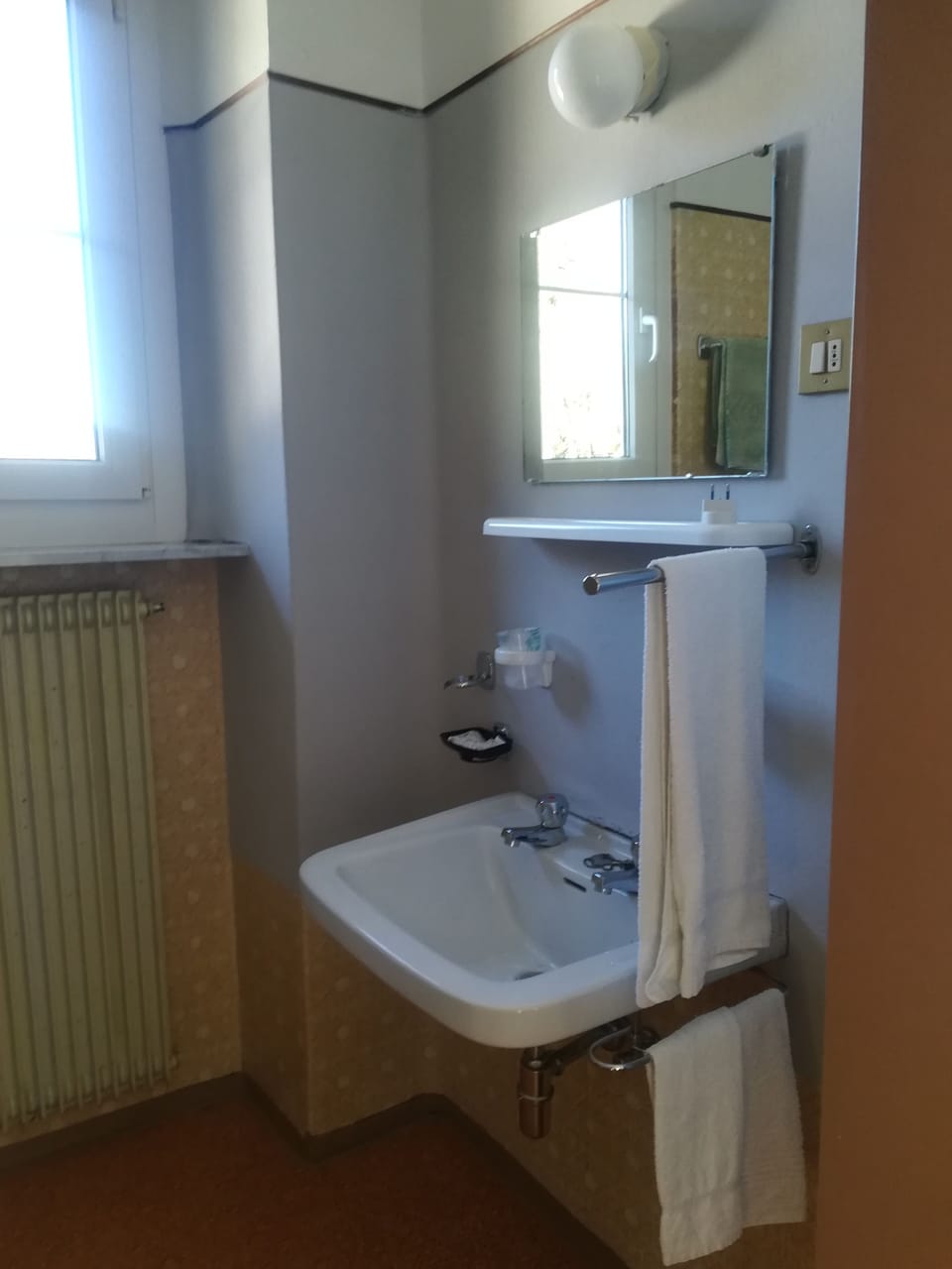 Basic Single Room | Bathroom sink