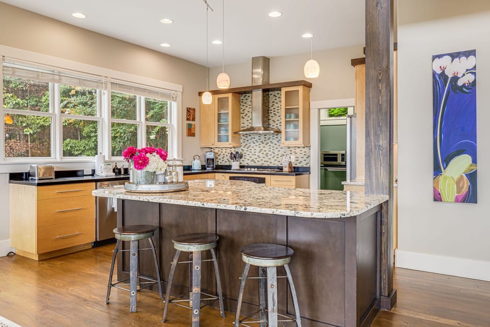 Chef's Kitchen w/ Breakfast Bar Seating