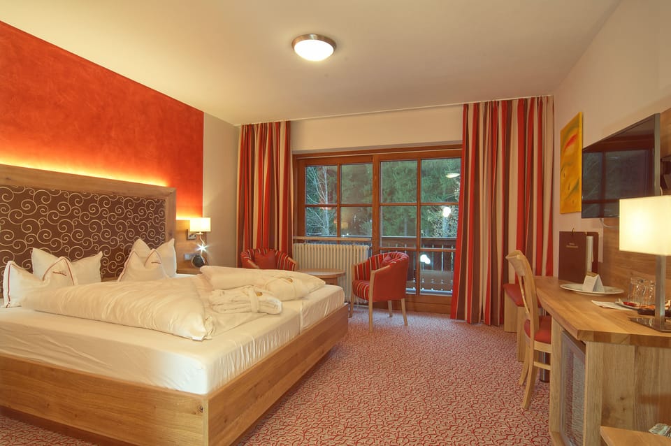 Comfort Double Room | Hypo-allergenic bedding, minibar, in-room safe, desk