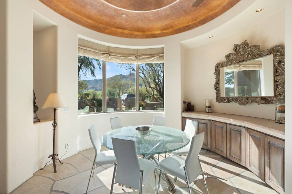 "Breakfast Nook". Seats (6). Fabulous Desert & Mountain Views!
