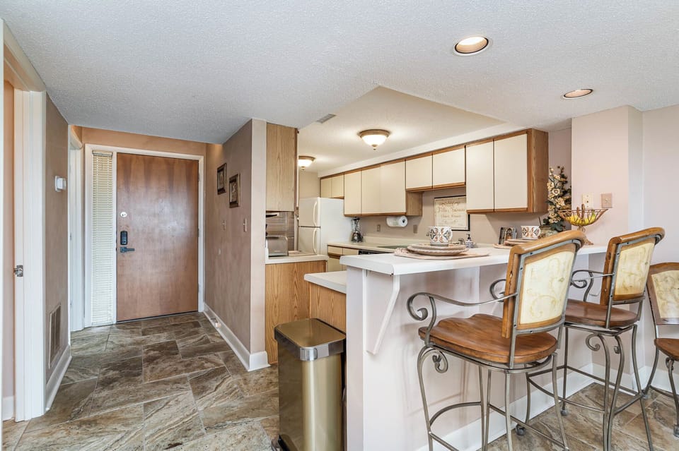 KITCHEN fully stocked and Dining you can see the Ocean 🌊