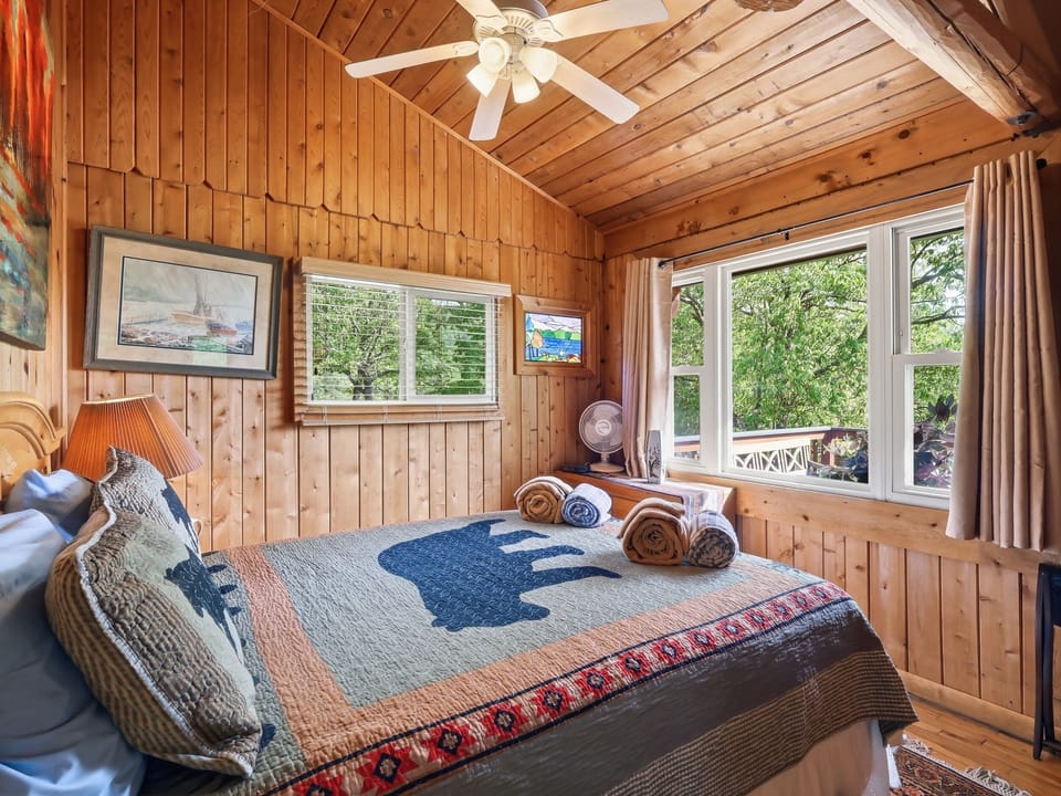 Master queen size bed