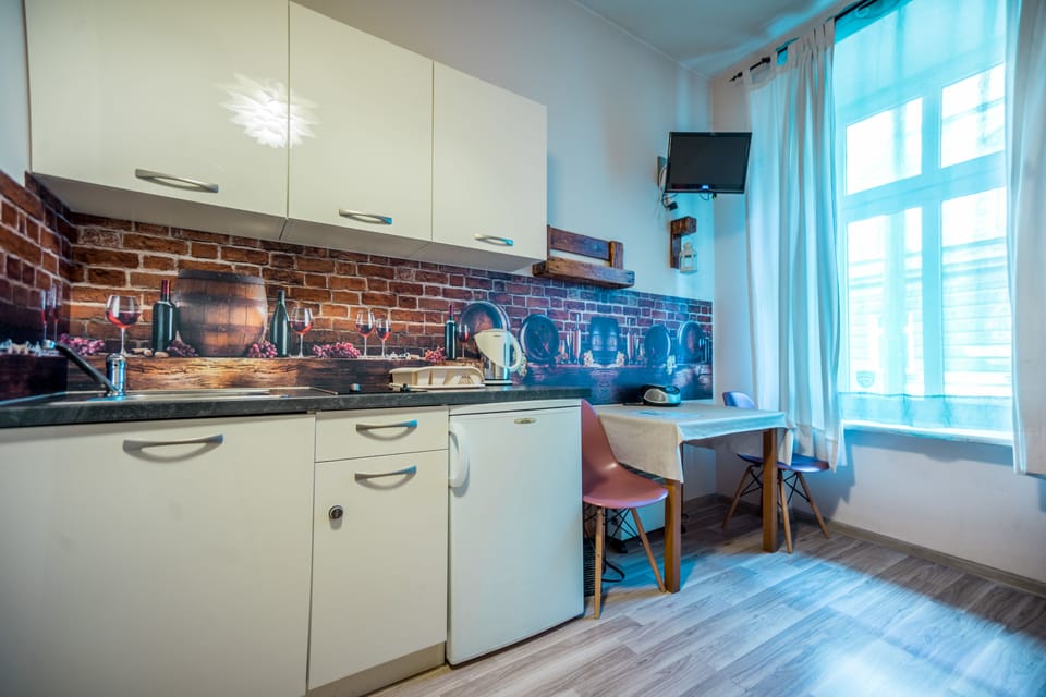 Design Studio Suite | Private kitchenette | Fridge, stovetop, electric kettle, cookware/dishes/utensils