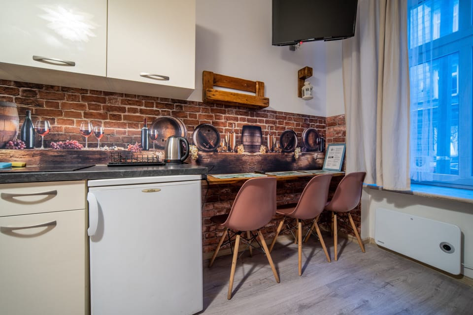 Design Studio Suite | Private kitchen | Fridge, stovetop, electric kettle, cookware/dishes/utensils