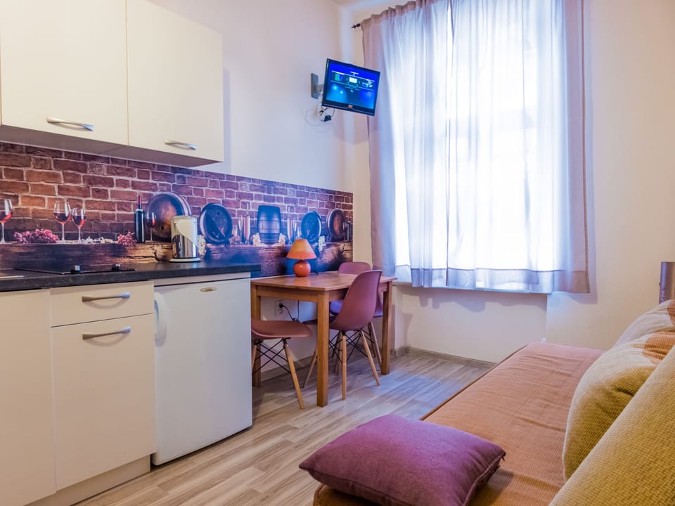 Design Studio Suite | Private kitchenette | Fridge, stovetop, electric kettle, cookware/dishes/utensils