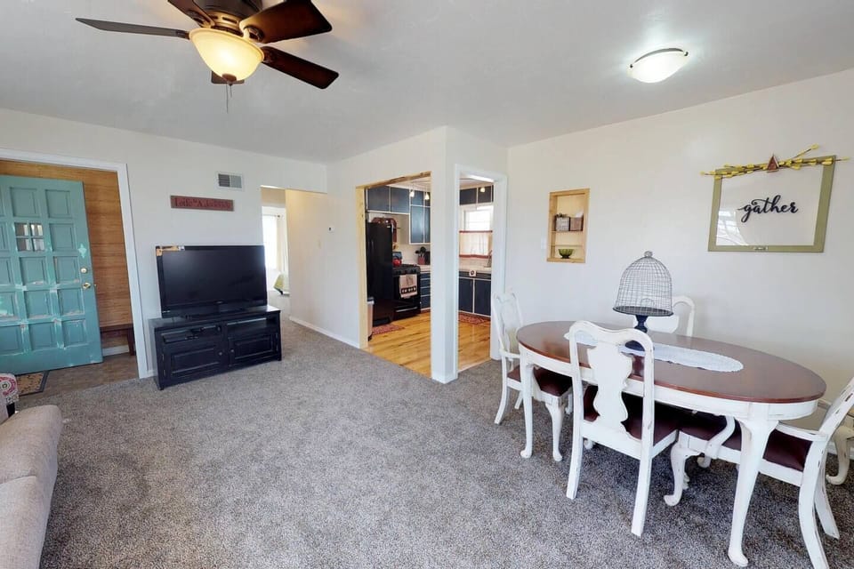 Living room / dining area