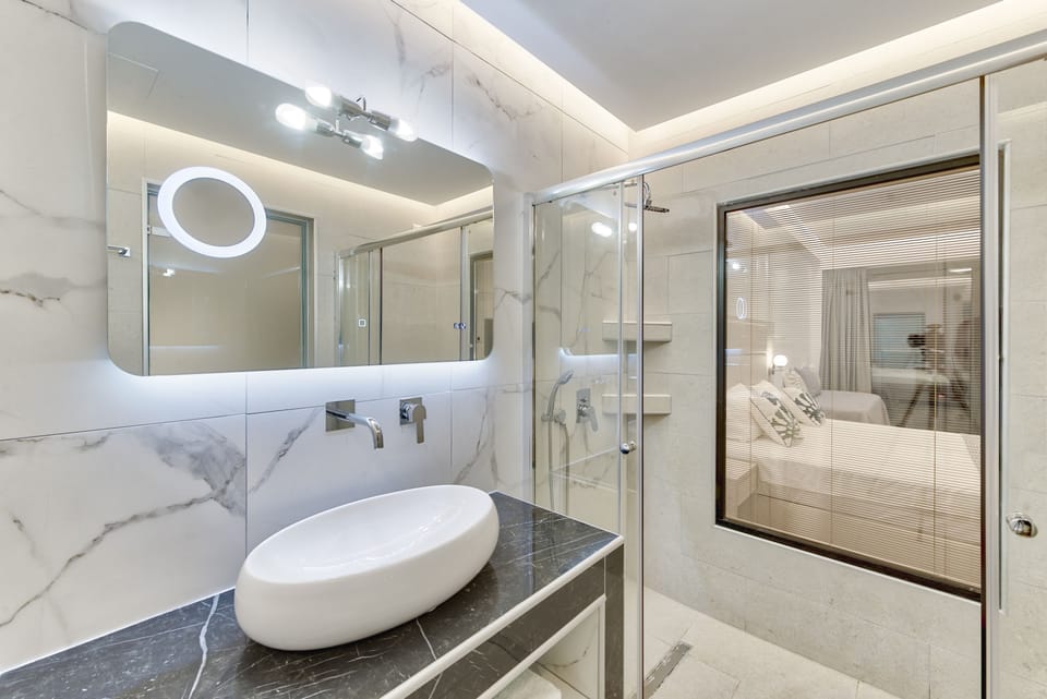 Suite, Sea View | Minibar, desk, free WiFi, bed sheets