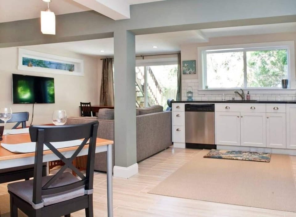 Open living room / kitchen area.  Kitchen includes high-end hot dual plate and convection oven, custom cabinets, granite counter top, dishwasher, and Keurig coffee machine with free coffee.