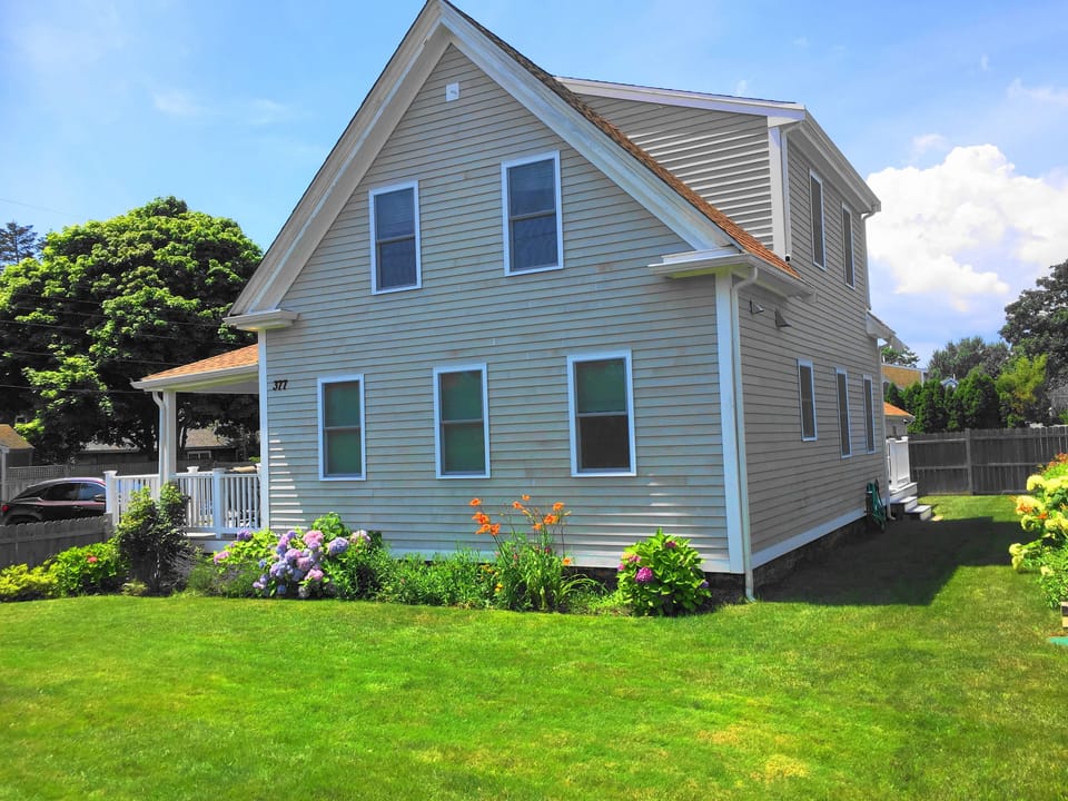 Welcome to your home away from home! Fully fenced-in backyard and deck in front