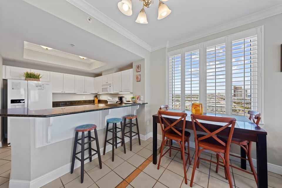 Crystal Tower 1101 Dining-Kitchen