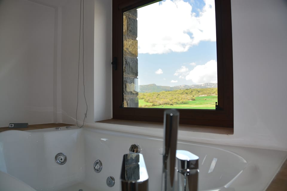 Suite | Jetted tub