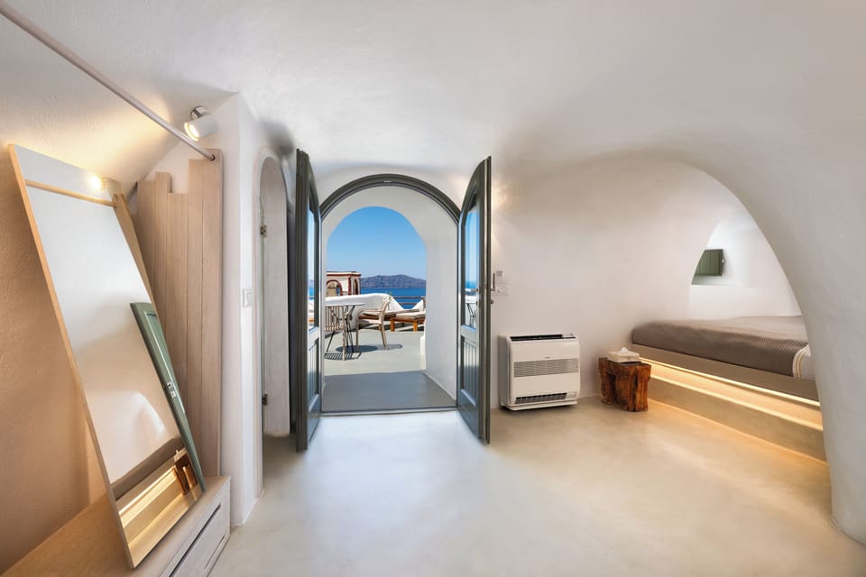 Signature Cave Suite, Outdoor Hot Tub | Frette Italian sheets, premium bedding, Tempur-Pedic beds, minibar