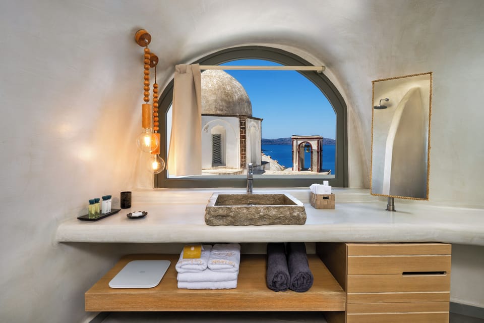 Signature Cave Suite, Outdoor Hot Tub | Bathroom | Shower, rainfall showerhead, designer toiletries, hair dryer