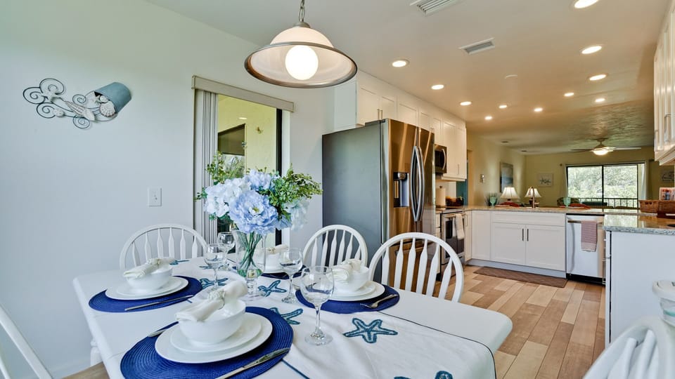 Dining room seating for 6!