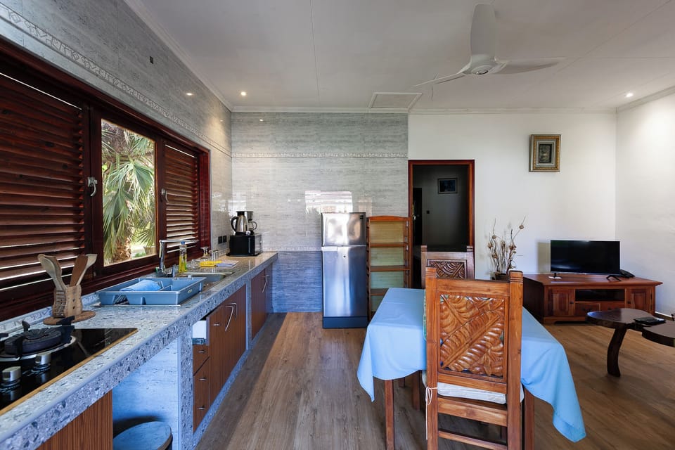 Deluxe Apartment, 1 Queen Bed | Private kitchen | Dining table
