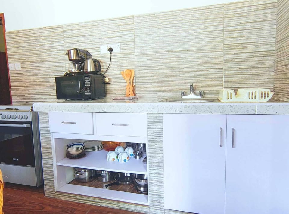 Family Apartment, 2 Bedrooms | Private kitchen | Dining table