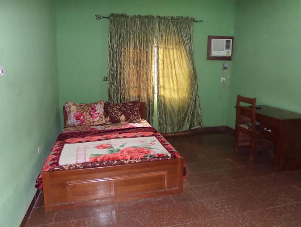 Deluxe Room | Desk, laptop workspace, bed sheets
