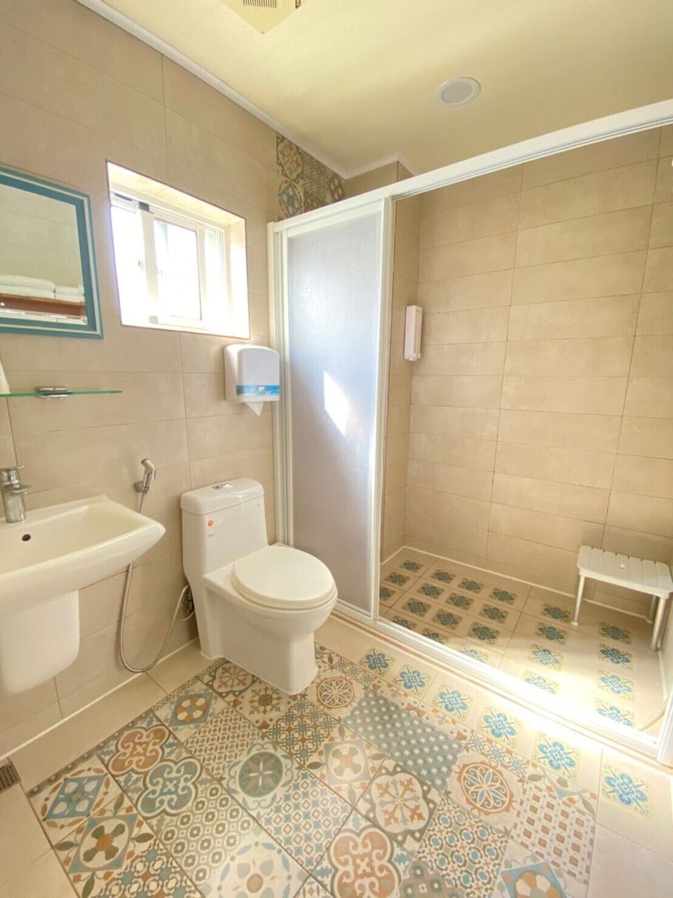 Shower, free toiletries, hair dryer, towels