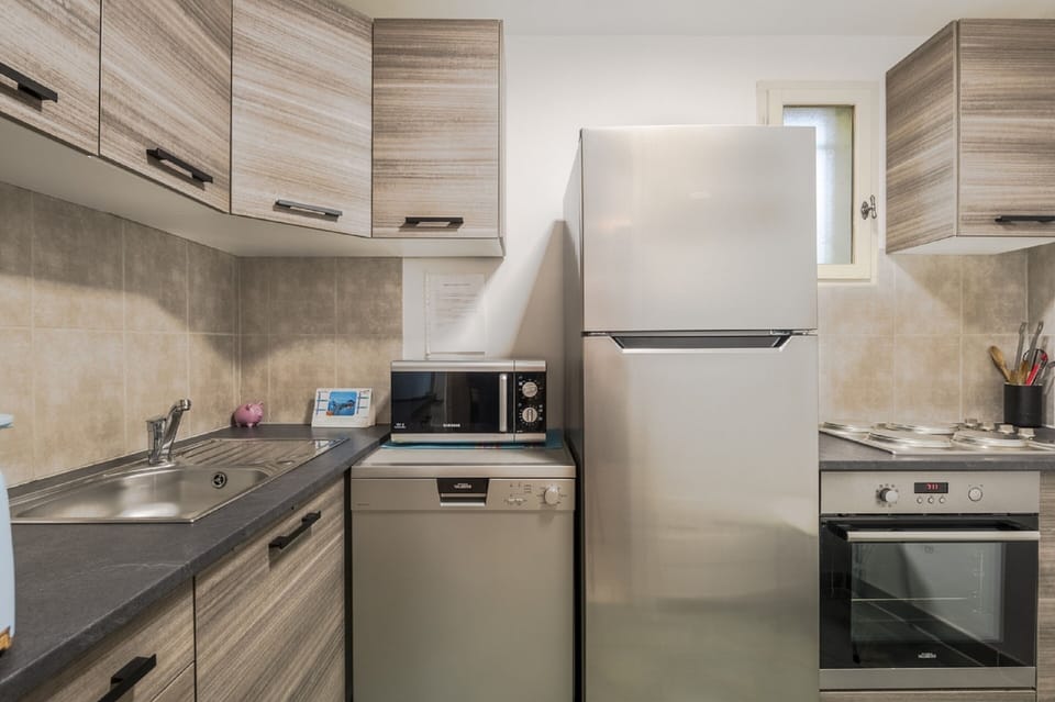 Full-size fridge, microwave, oven, dishwasher