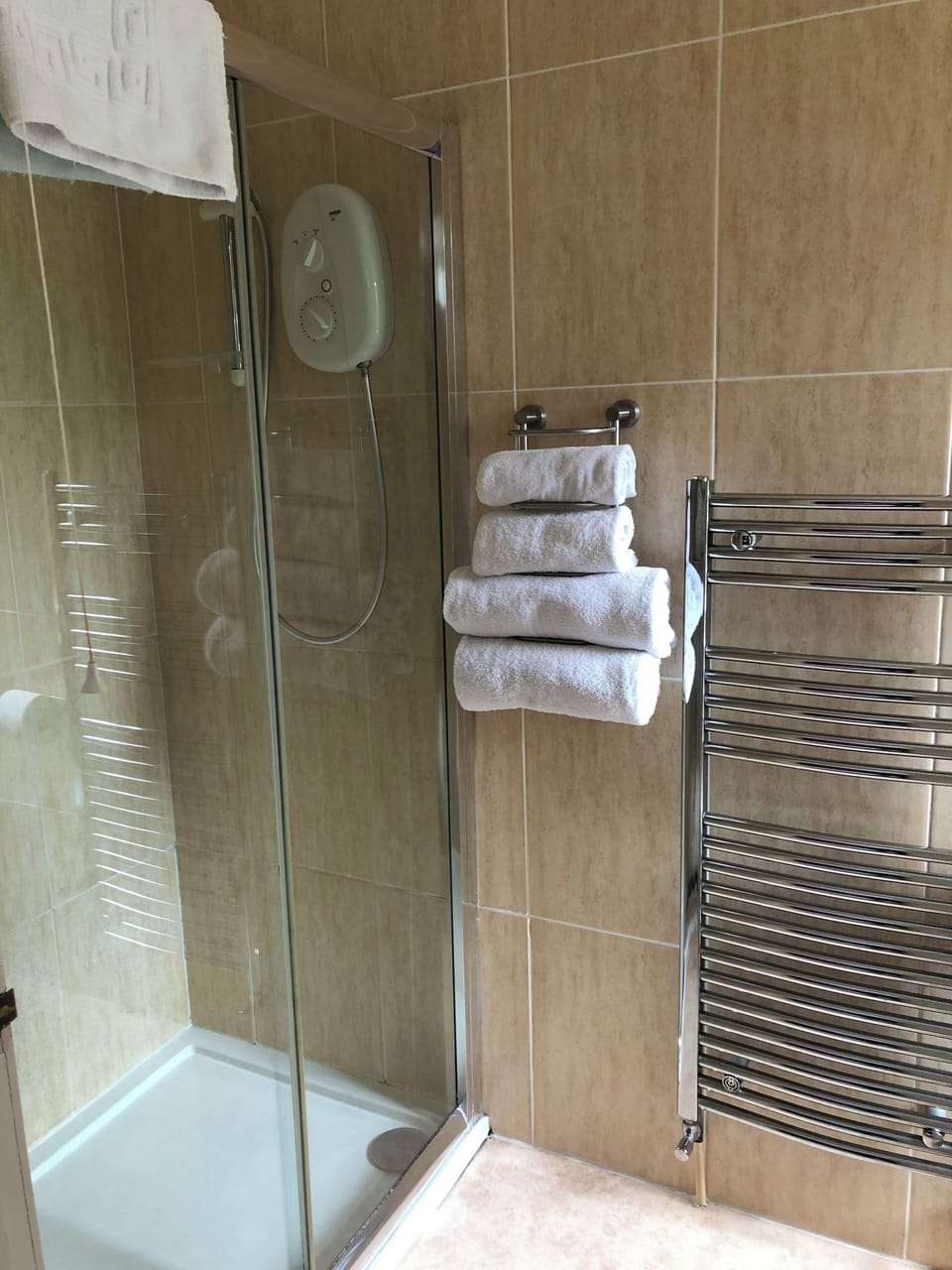 Family Room | Bathroom | Shower, free toiletries, hair dryer, towels