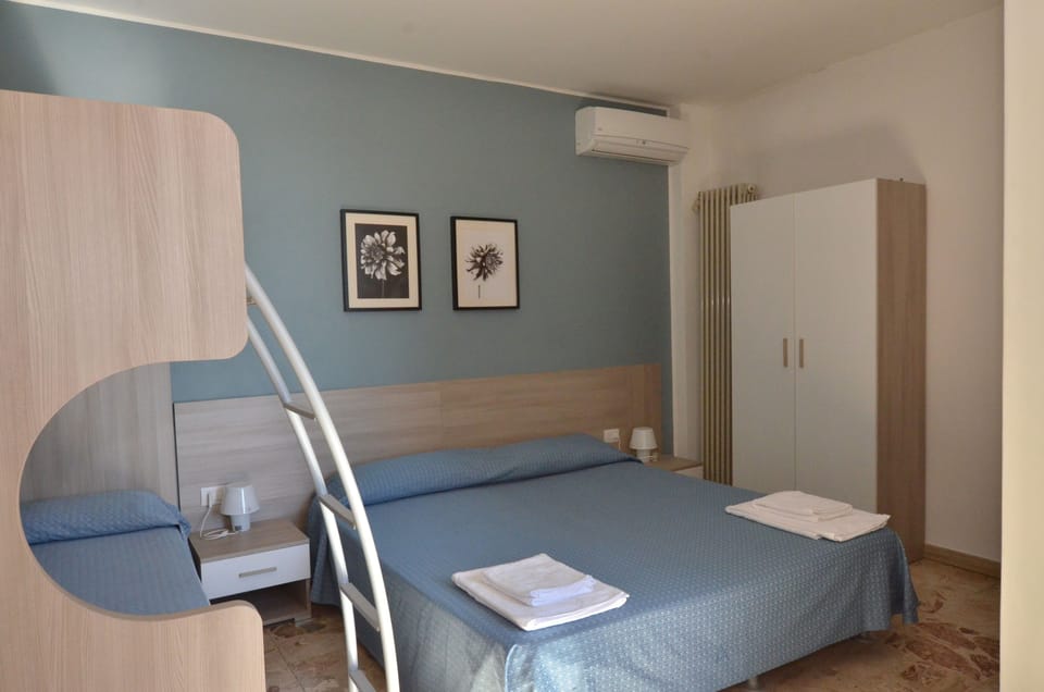Quadruple Room | In-room safe, blackout drapes, cribs/infant beds, free WiFi