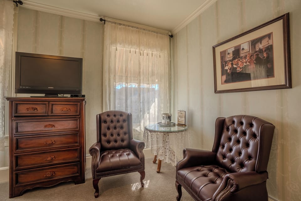 Deluxe Room, 1 King Bed | Living area | 42-inch flat-screen TV with cable channels, TV, iPod dock