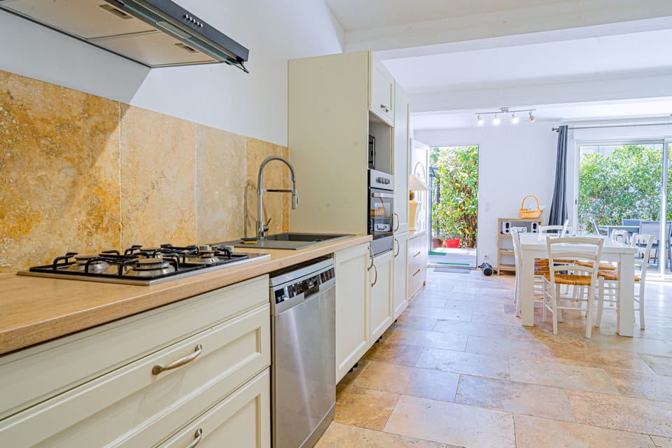 Superior Apartment, 2 Bedrooms (Magnolia) | Private kitchen