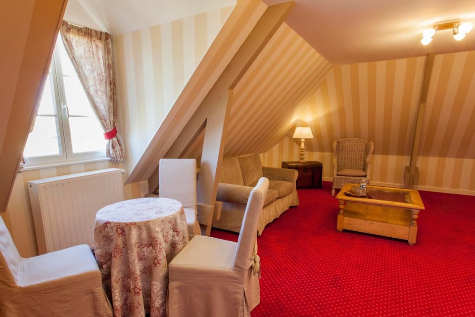 Suite (for 2) | Living room | 80-cm LCD TV with satellite channels, TV