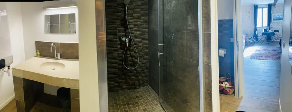 Classic Double Room, City View | Bathroom | Rainfall showerhead