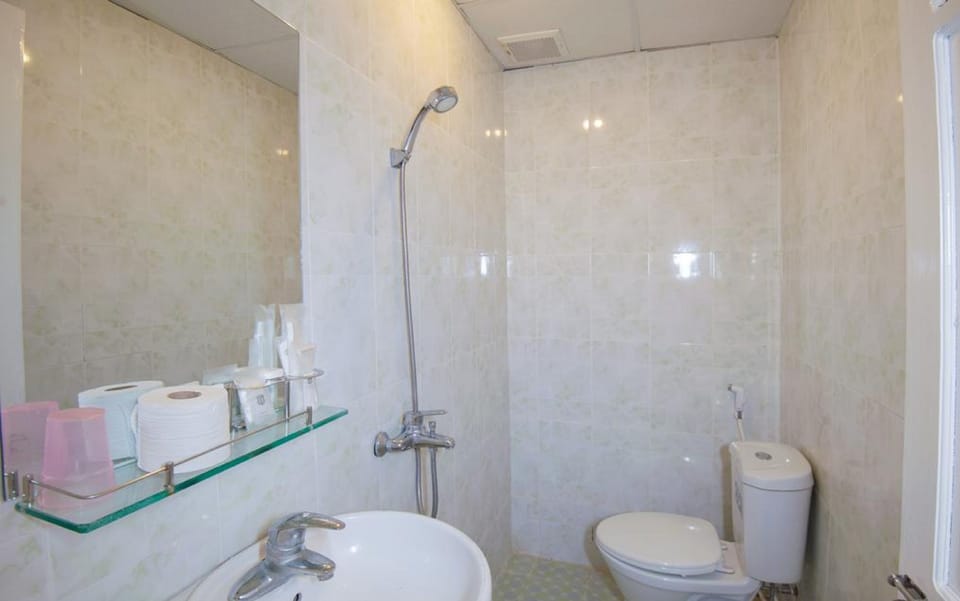 Shower, hydromassage showerhead, free toiletries, hair dryer