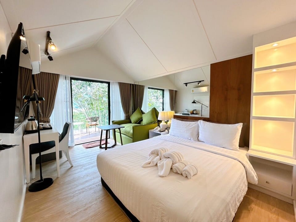 Phu Thok River Villa | Desk, WiFi (free), bed sheets