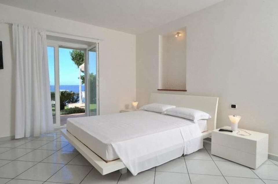 1 bedroom, premium bedding, minibar, in-room safe