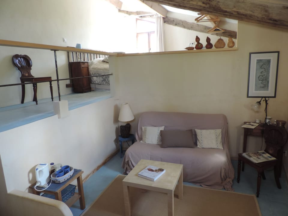 Room (La Grange) | Living room | Flat-screen TV, offices