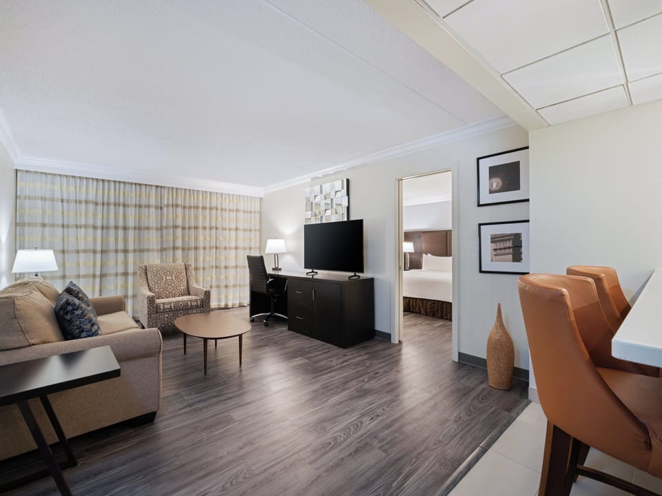 Premium bedding, in-room safe, desk, laptop workspace