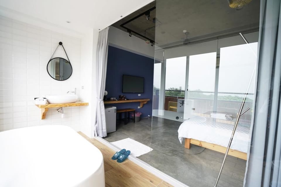 Double Room, Bathtub, Sea View | Premium bedding, desk, blackout drapes, soundproofing
