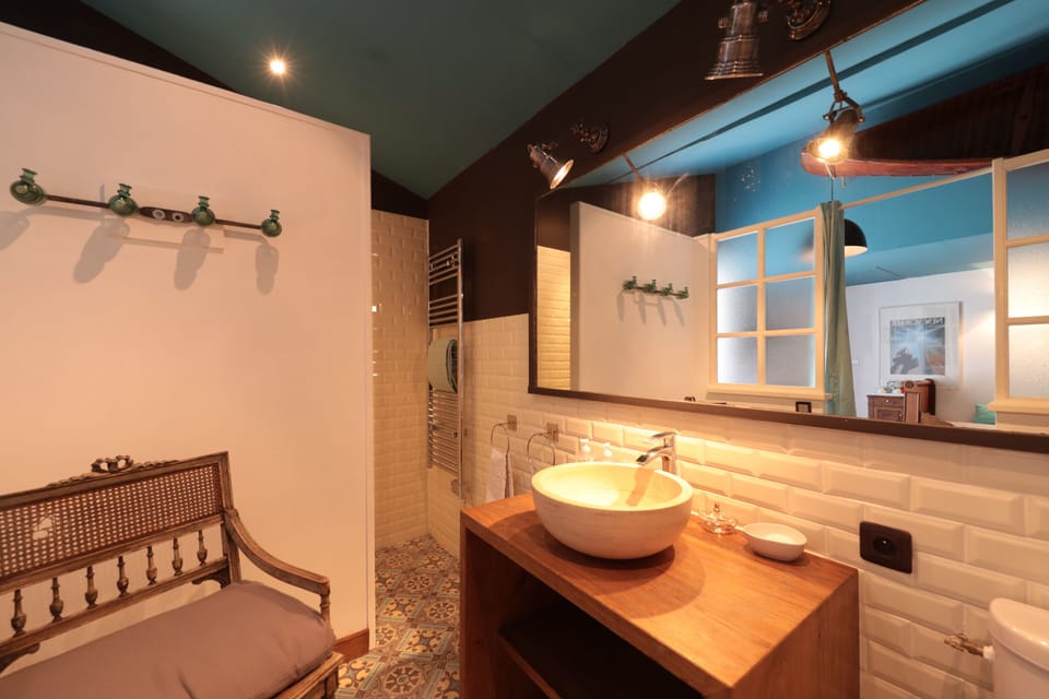 Family Double Room, Ground Floor (New York) | Bathroom | Free toiletries, hair dryer, towels, soap
