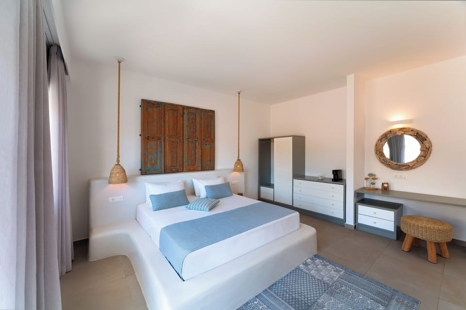Deluxe Room, Balcony | 1 bedroom, in-room safe, desk, soundproofing